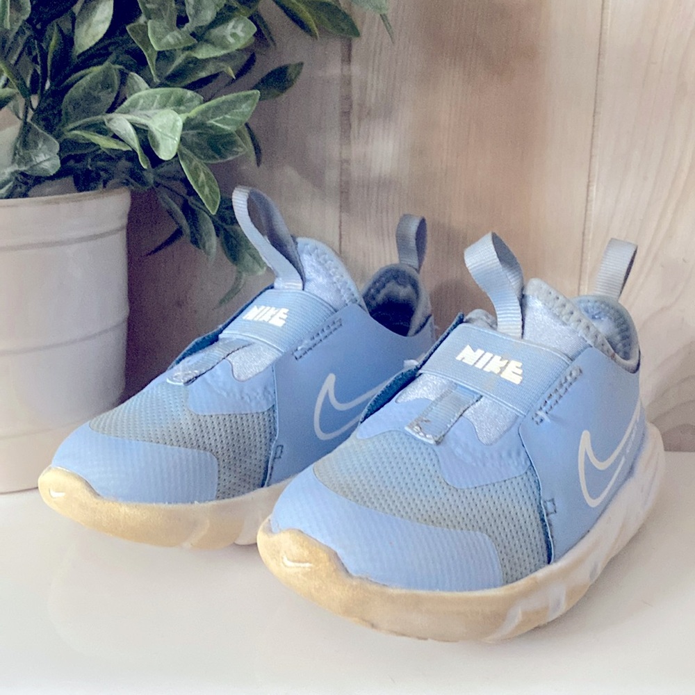 Nike girls slip on sneakers